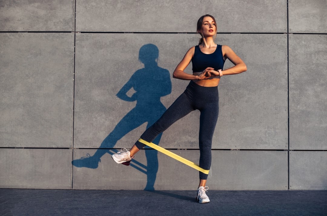 apertura laterale delle gambe con elastico