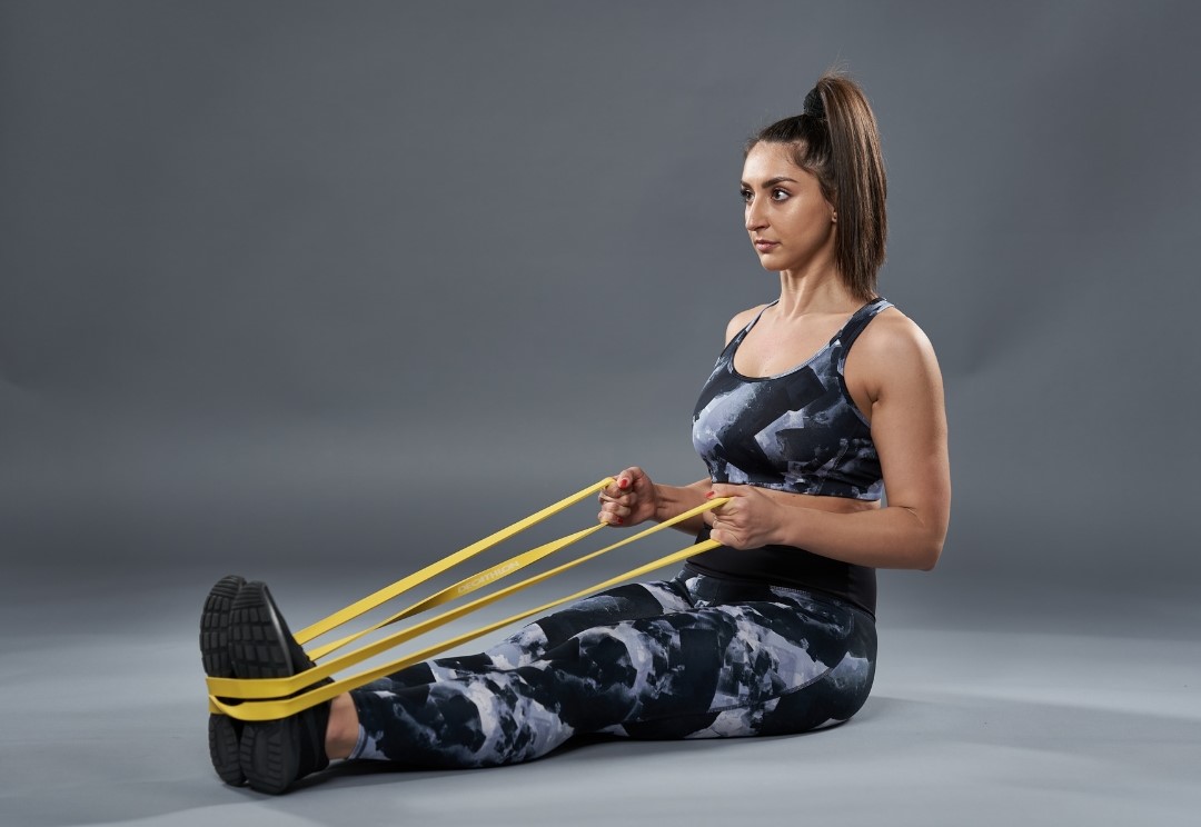 stretching dei piedi con elastico