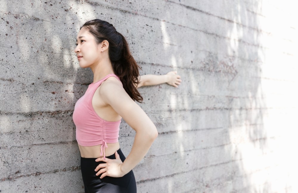 stretching pettorale al muro