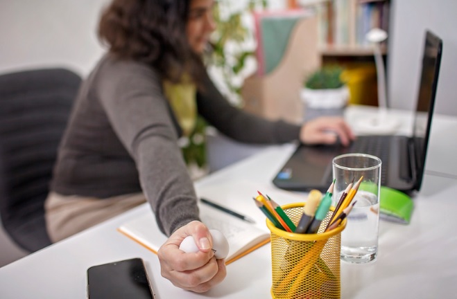 stretching mani e polsi con pallina