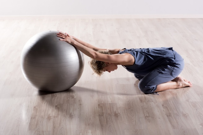 stretching spalle con fitball